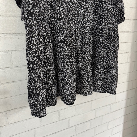 SHEIN Curve Tiered Floral Black Top - Picture 5 of 8